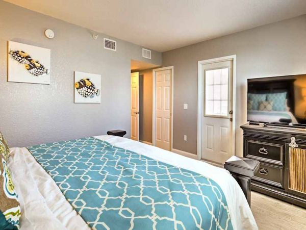Experience Clearwater Beach Bliss in this Charming Condo