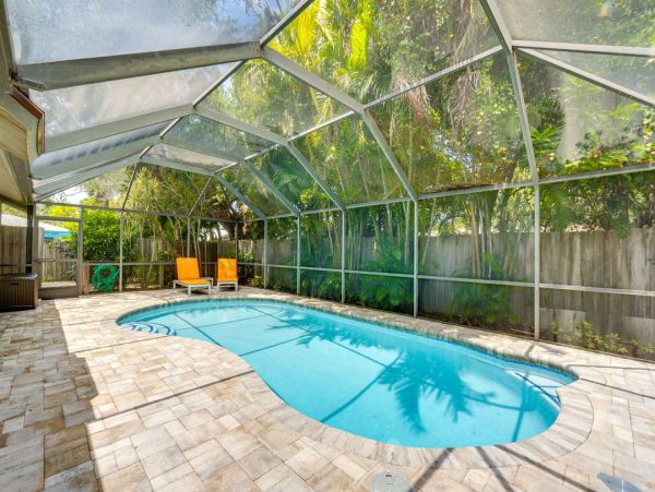 Venice Two Bedroom Luxury Retreat with Caged Pool