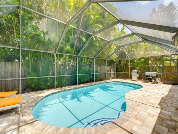 Venice Two Bedroom Luxury Retreat with Caged Pool