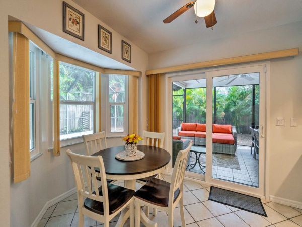 Venice Two Bedroom Luxury Retreat with Caged Pool