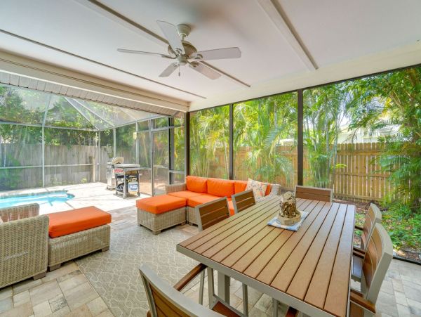 Venice Two Bedroom Luxury Retreat with Caged Pool