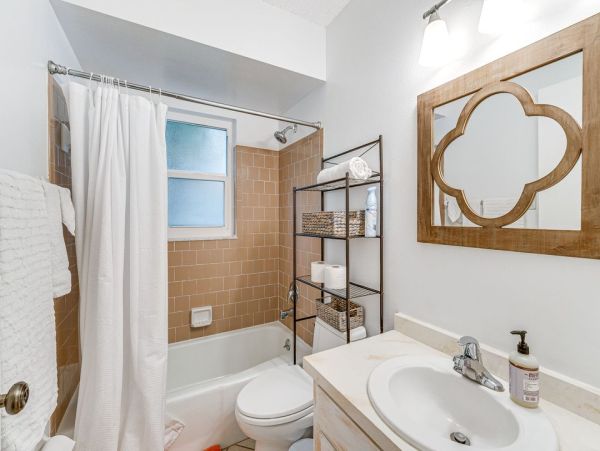 Venice Two Bedroom Luxury Retreat with Caged Pool