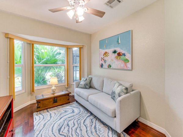 Venice Two Bedroom Luxury Retreat with Caged Pool