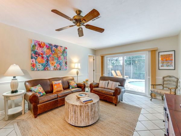 Venice Two Bedroom Luxury Retreat with Caged Pool