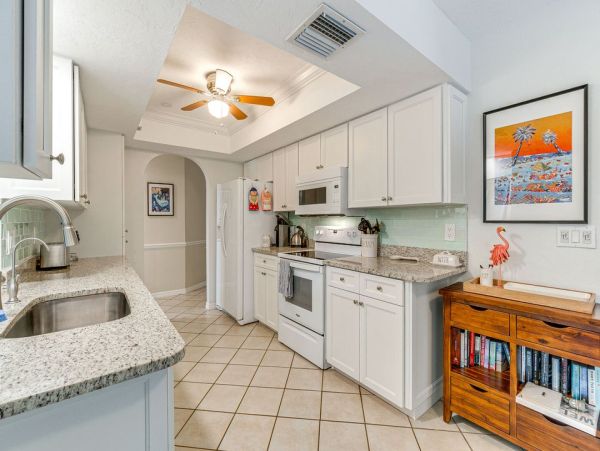 Venice Two Bedroom Luxury Retreat with Caged Pool