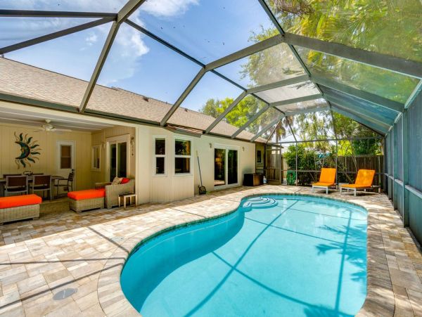 Venice Two Bedroom Luxury Retreat with Caged Pool