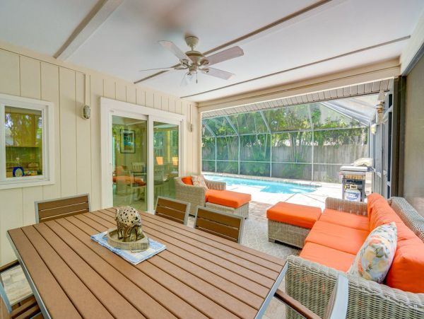 Venice Two Bedroom Luxury Retreat with Caged Pool
