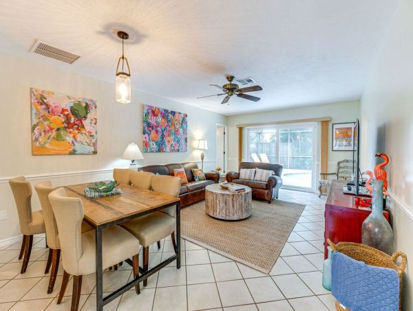 Venice Two Bedroom Luxury Retreat with Caged Pool