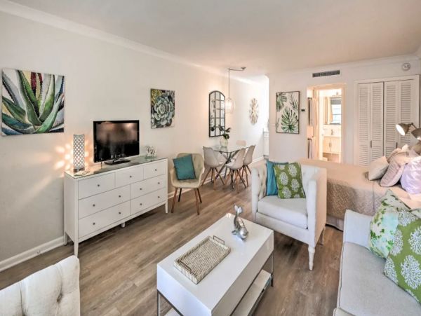 Renovated Studio in Naples Sleeps 4 Guests Walk To Beach