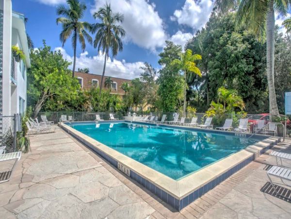 Renovated Studio in Naples Sleeps 4 Guests Walk To Beach