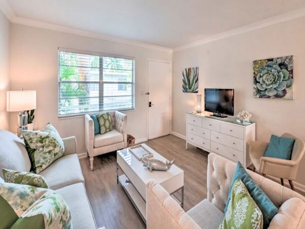 Renovated Studio in Naples Sleeps 4 Guests Walk To Beach