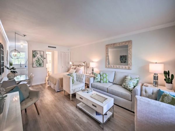 Renovated Studio in Naples Sleeps 4 Guests Walk To Beach