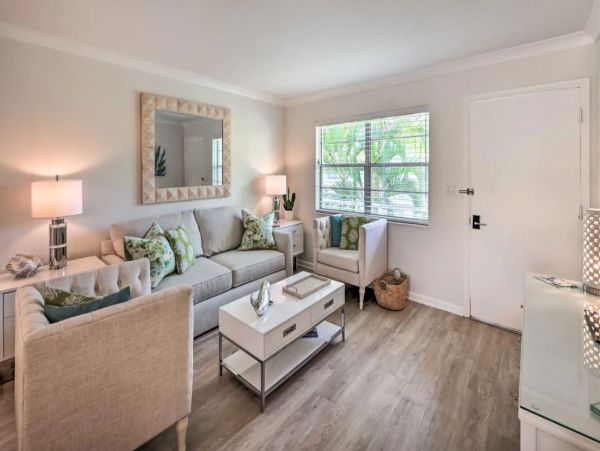 Renovated Studio in Naples Sleeps 4 Guests Walk To Beach