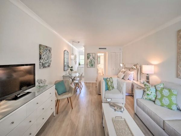 Renovated Studio in Naples Sleeps 4 Guests Walk To Beach