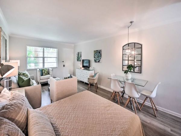 Renovated Studio in Naples Sleeps 4 Guests Walk To Beach