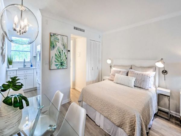 Renovated Studio in Naples Sleeps 4 Guests Walk To Beach