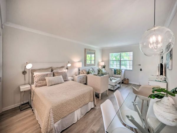 Renovated Studio in Naples Sleeps 4 Guests Walk To Beach