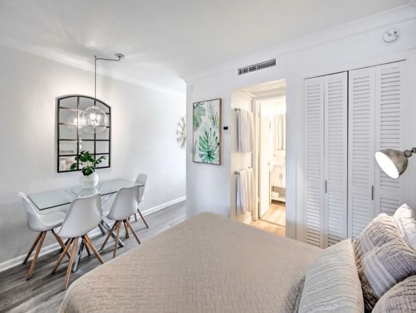Renovated Studio in Naples Sleeps 4 Guests Walk To Beach