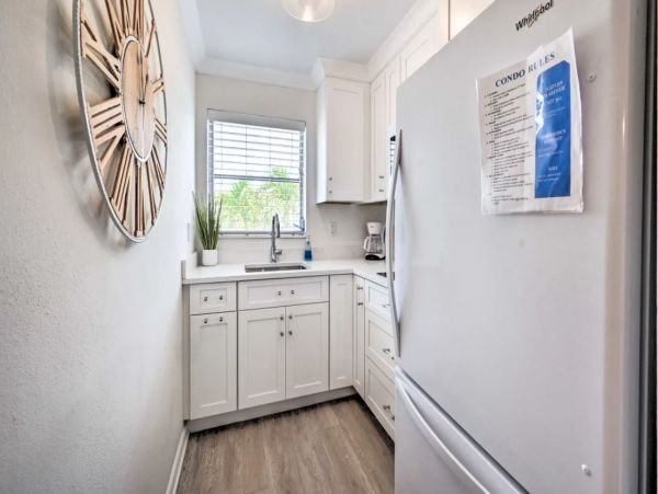 Renovated Studio in Naples Sleeps 4 Guests Walk To Beach