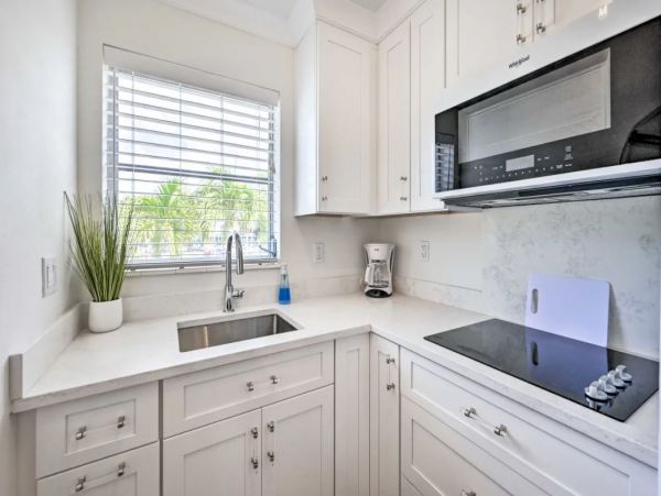 Renovated Studio in Naples Sleeps 4 Guests Walk To Beach