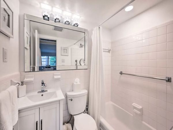 Renovated Studio in Naples Sleeps 4 Guests Walk To Beach