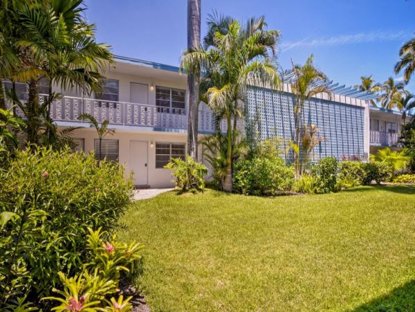 Renovated Studio in Naples Sleeps 4 Guests Walk To Beach