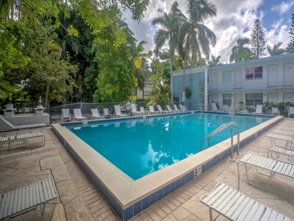 Renovated Studio in Naples Sleeps 4 Guests Walk To Beach