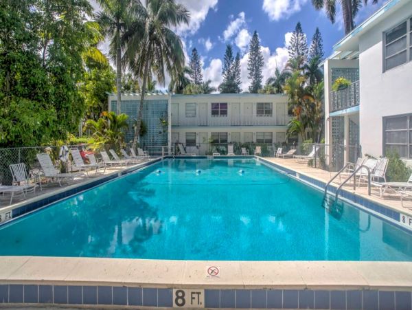 Renovated Studio in Naples Sleeps 4 Guests Walk To Beach