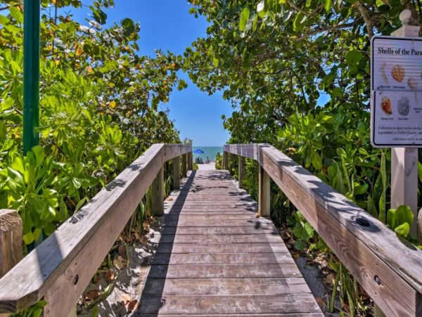 Renovated Studio in Naples Sleeps 4 Guests Walk To Beach