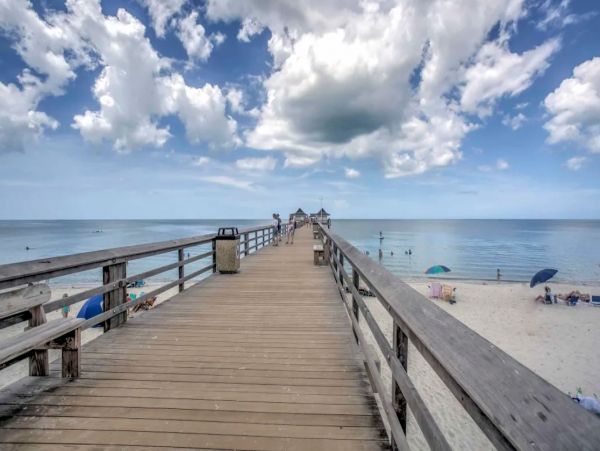 Renovated Studio in Naples Sleeps 4 Guests Walk To Beach