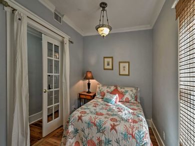 St. Petersburg Home 933750