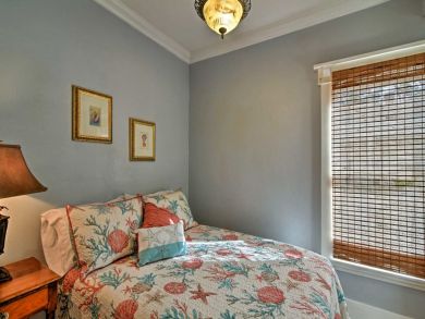 St. Petersburg Home 933750