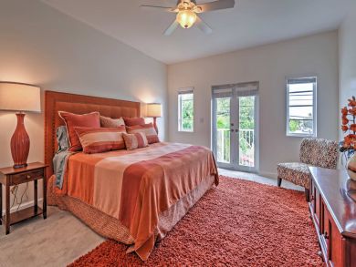 Hollywood Home 933793