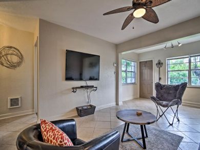 Hollywood Home 933870