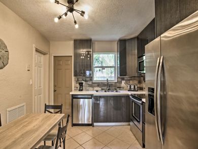 Hollywood Home 933870