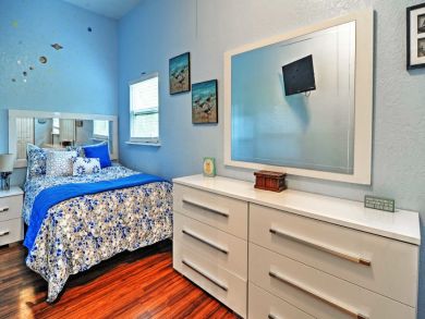 St. Petersburg Home 933872