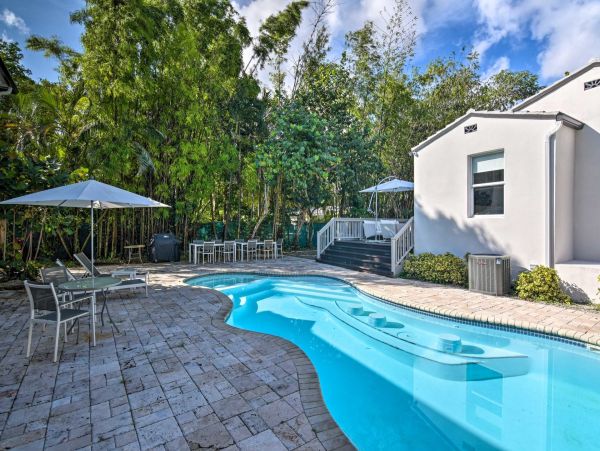 Luxury 2 Bedroom Vacation Pool Home in Biscayne Park
