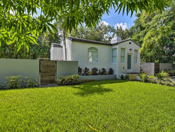 Luxury 2 Bedroom Vacation Pool Home in Biscayne Park