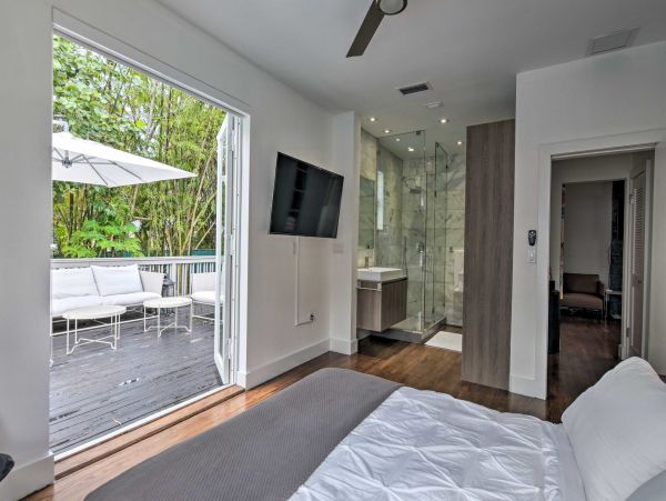 Luxury 2 Bedroom Vacation Pool Home in Biscayne Park