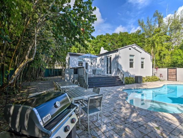 Luxury 2 Bedroom Vacation Pool Home in Biscayne Park
