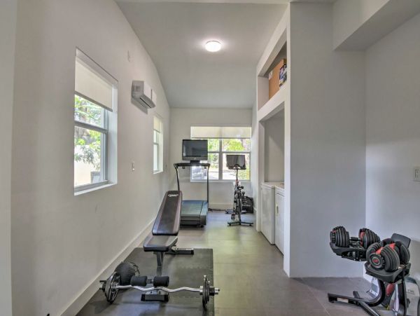 Luxury 2 Bedroom Vacation Pool Home in Biscayne Park