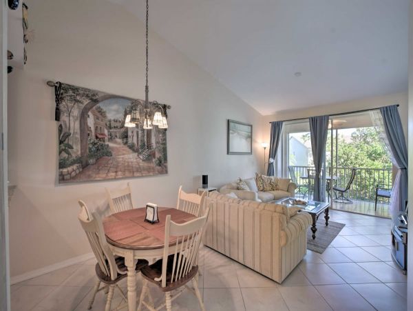 Coastal Vacation Rental in Naples 2 Bedrooms Walk To Beach