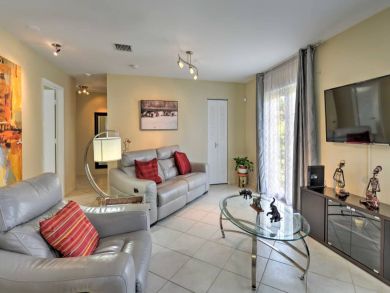 Hollywood Home 934135