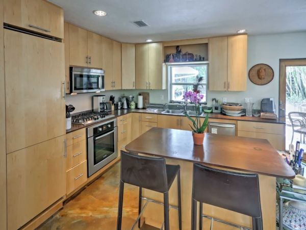 Two Bedroom Vacation Home in Sarasota Sleeps 4
