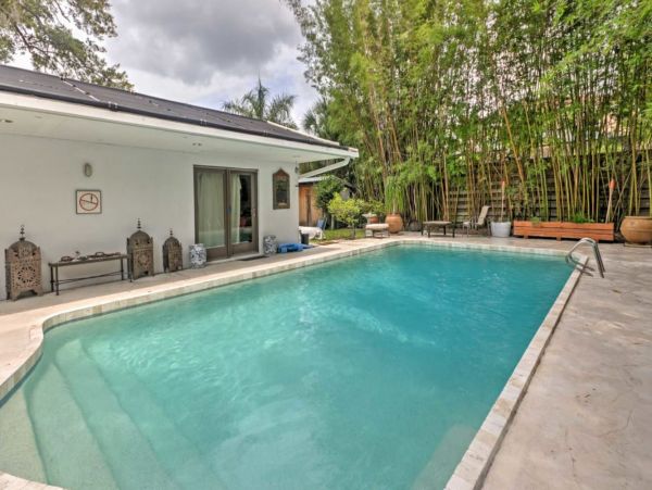 Two Bedroom Vacation Home in Sarasota Sleeps 4