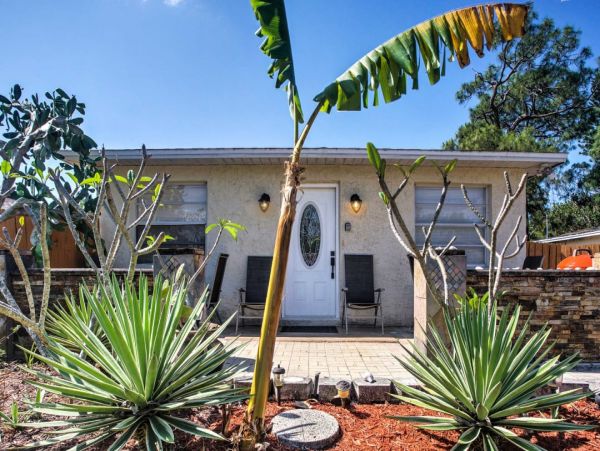 Close to Beach Three Bedroom Vacation Rental in Naples