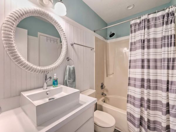 Cozy One Bedroom Vacation Condo in Panama City Beach with Shared Pool
