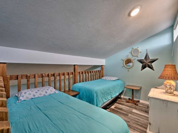 Cozy One Bedroom Vacation Condo in Panama City Beach with Shared Pool