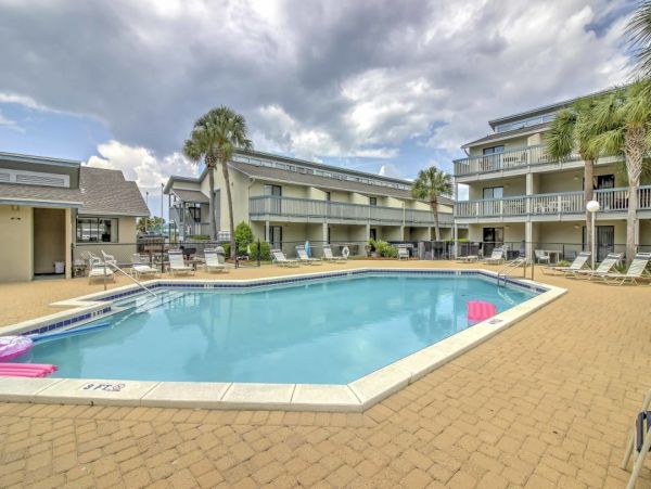 Cozy One Bedroom Vacation Condo in Panama City Beach with Shared Pool
