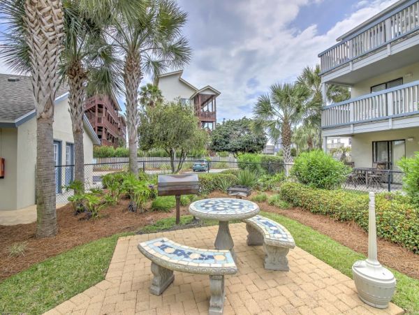 Cozy One Bedroom Vacation Condo in Panama City Beach with Shared Pool
